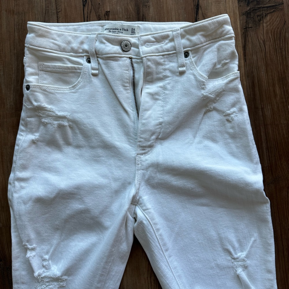 White distressed skinny jeans